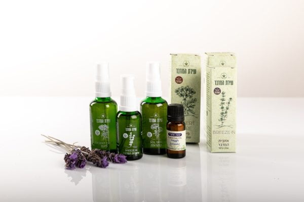 ערכת עזרה ראשונה טבעית למבוגרים 1 ערכת עזרה ראשונה לילדים מכילה: שמן אזובית המדבר 30 מ"ל, שמן אתרי לבנדר, שמן קלנדולה 50 מ"ל, שמן פיגם 50 מ"ל.