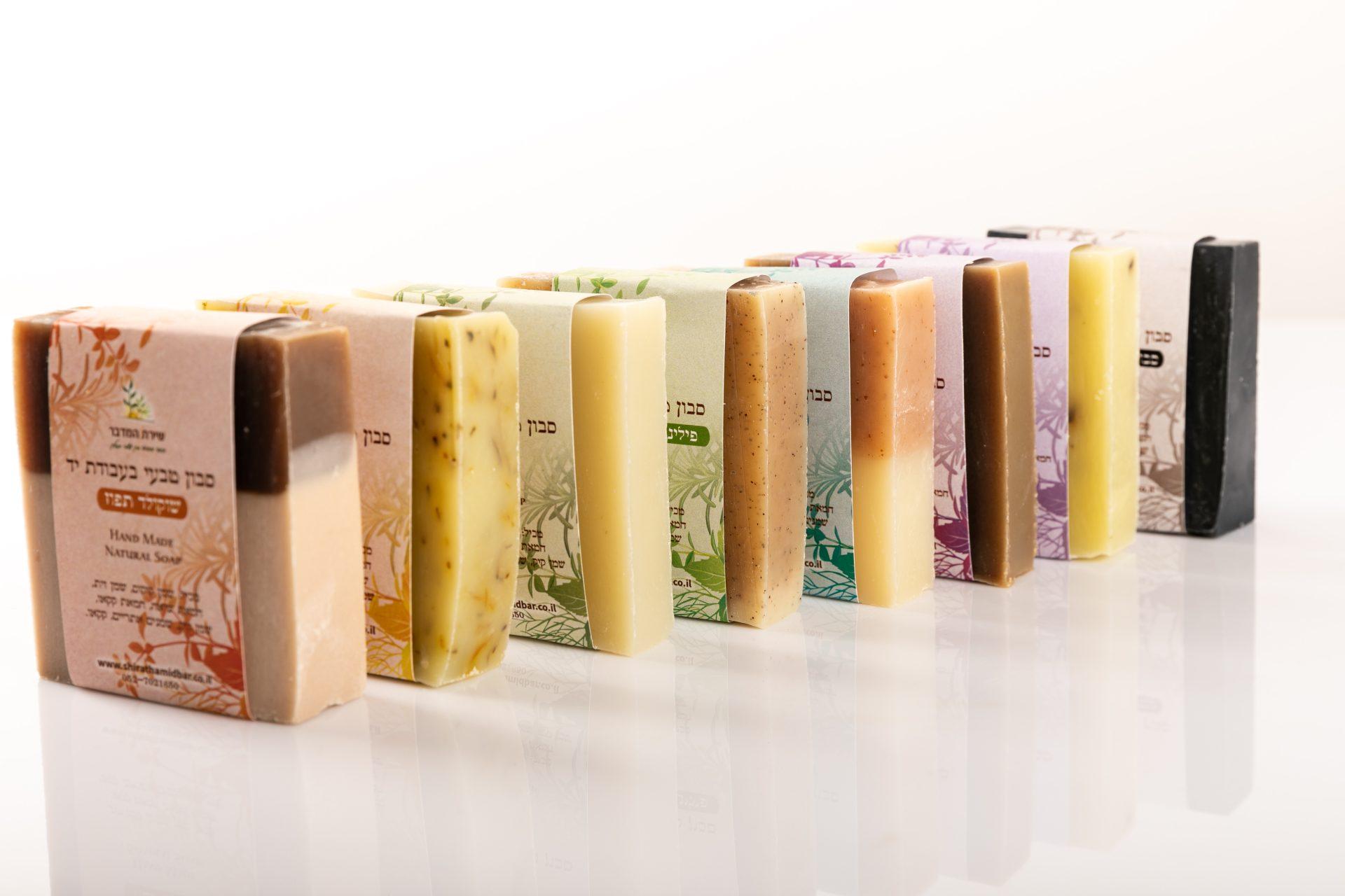 מארז 4 סבונים במגוון ניחוחות וצבעים 2 סבונים טבעיים במגוון ריחות וצבעים