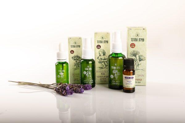 Natural First Aid Kit for Children 1 ערכת עזרה ראשונה לילדים מכילה: שמן אזובית המדבר לילדים 30 מ"ל, שמן אתרי לבנדר, שמן קלנדולה 50 מ"ל, שמן פיגם 20 מ"ל.